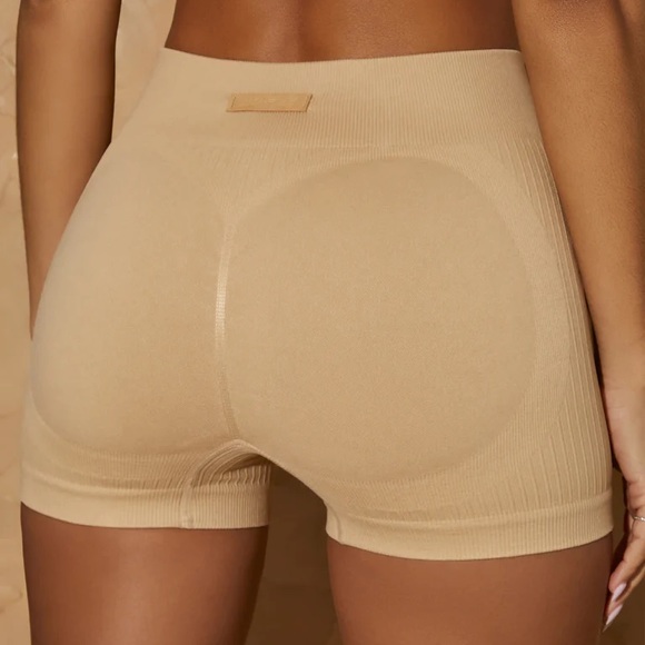 Bo+Tee: Form and Function Collection
Definition Mini Shorts (S) - ‘Beige’ - Picture 4 of 4